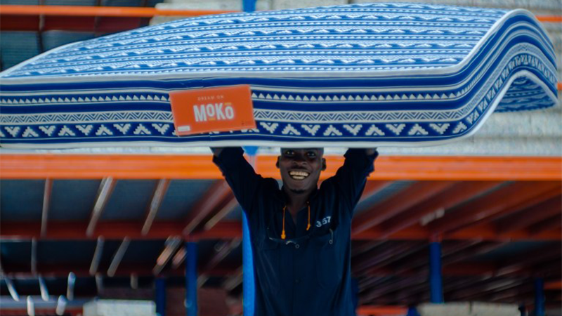 Man carrying a moko mattress